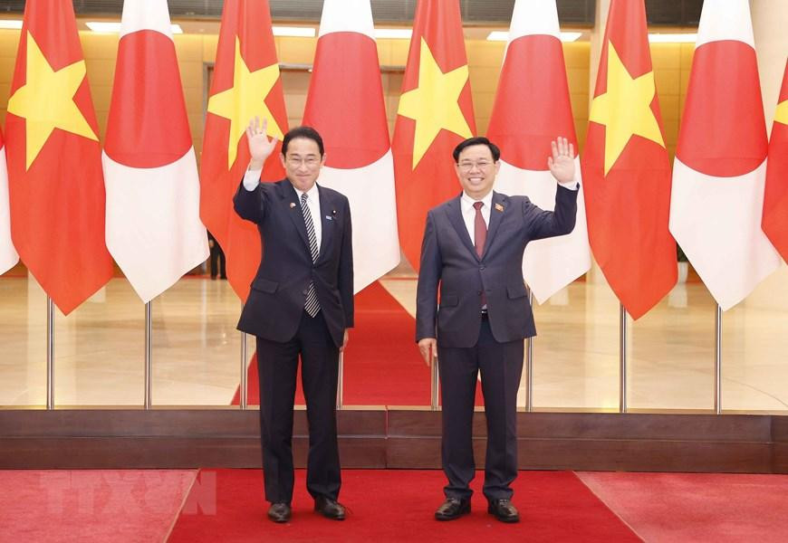 Chủ tịch Quốc hội Vương Đình Huệ và Thủ tướng Nhật Bản Kishida Fumio. (Ảnh: Doãn Tấn/TTXVN)