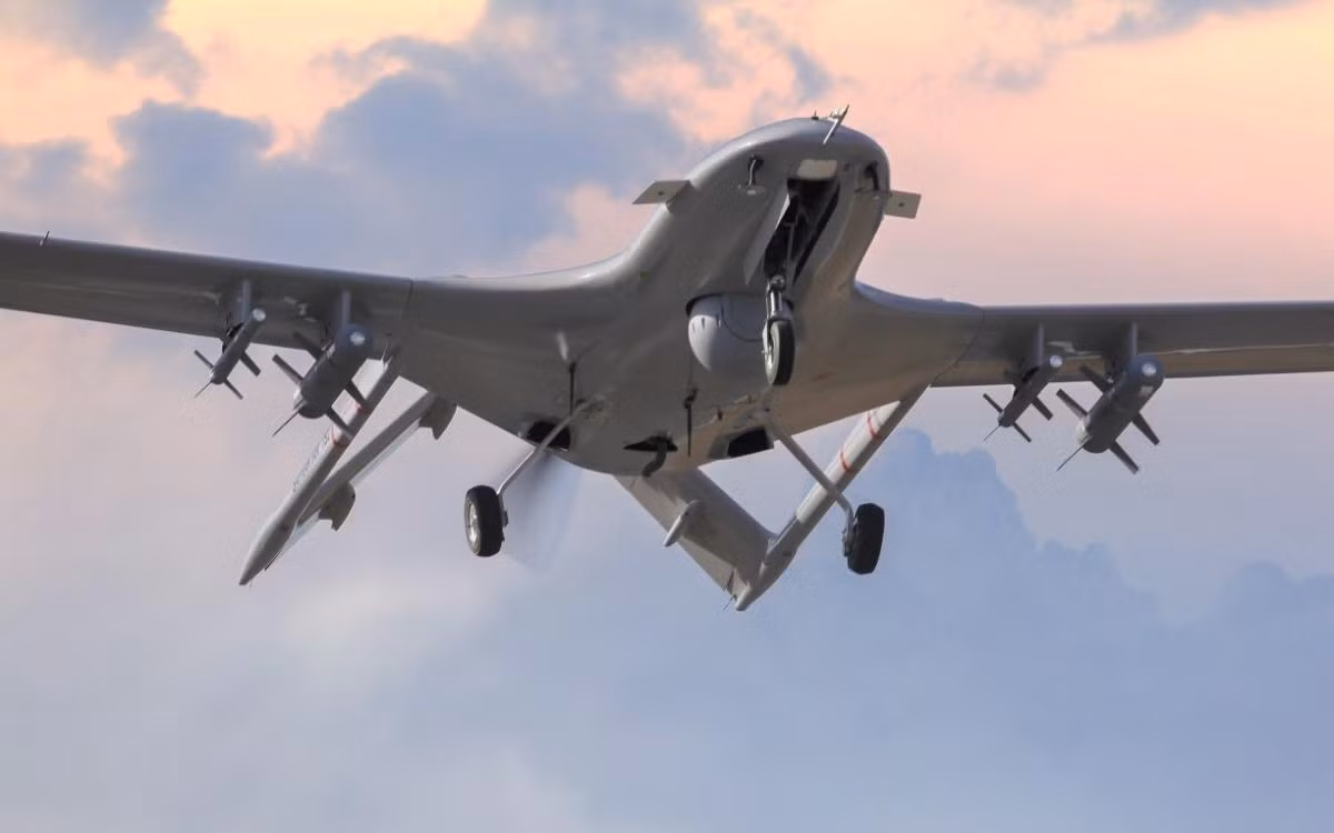 Hình ảnh cho thấy 4 quả tên lửa được gắn dưới cánh của UAV Bayraktar TB2. Ảnh: Savunmahaber. Hình ảnh cho thấy 4 quả tên lửa được gắn dưới cánh của UAV Bayraktar TB2. Ảnh: Savunmahaber.