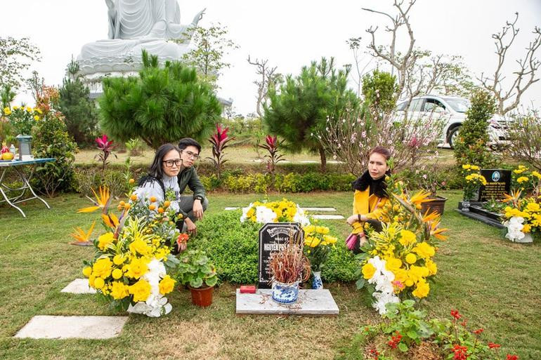 Các con của cố nhạc sĩ cũng có mặt đông đủ, đến thăm mộ bố (Ảnh: Hải Bá).