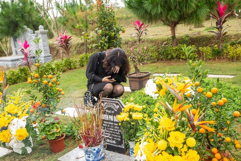 Vợ nhạc sĩ Phú Quang, bà Anh Thư bật khóc bên mộ chồng (Ảnh: Hải Bá).