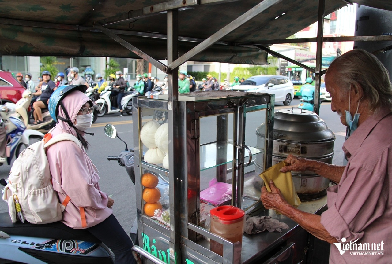 Một số bạn trẻ ủng hộ ông bằng cách mua bánh nhưng không nhận lại tiền thừa. Ảnh: Hà Nguyễn Một số bạn trẻ ủng hộ ông bằng cách mua bánh nhưng không nhận lại tiền thừa. Ảnh: Hà Nguyễn