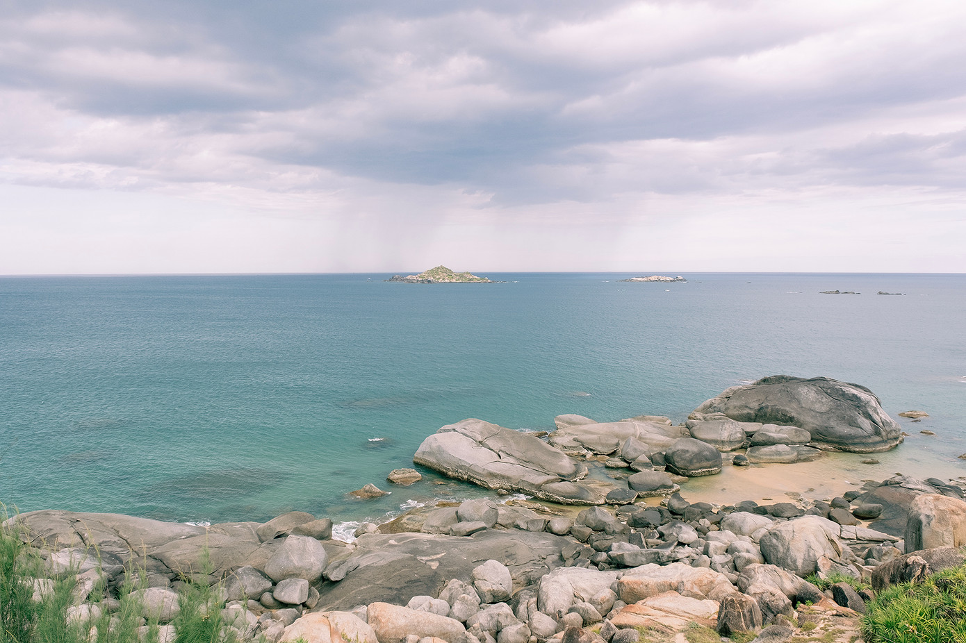 Mũi Vi Rồng thuộc thôn Tân Phụng, xã Mỹ Thọ, huyện Phù Mỹ, nằm cách cách thành phố Quy Nhơn, tỉnh Bình Định khoảng 70 km về phía Bắc. Ảnh: Viên Diệu Phát.