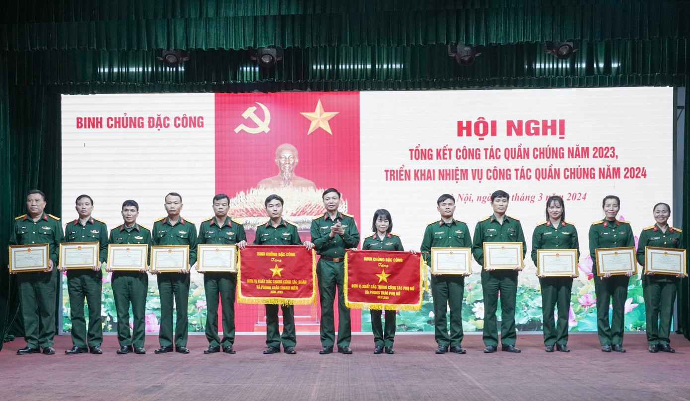 Lãnh đạo Binh chủng Đặc công trao thưởng các tập thể, cá nhân có thành tích xuất sắc, tại Hội nghị Tổng kết công tác quần chúng năm 2023. Lãnh đạo Binh chủng Đặc công trao thưởng các tập thể, cá nhân có thành tích xuất sắc, tại Hội nghị Tổng kết công tác quần chúng năm 2023.