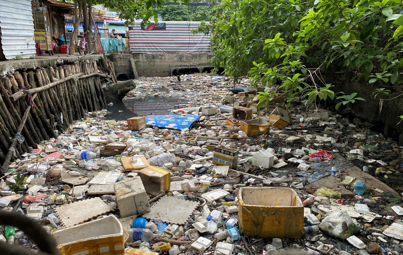 Rác thải bít kín dòng kênh Hy Vọng đoạn qua đường Phan Huy Ích, phường 15 quận Tân Bình. Khu vực này cũng thường xuyên ngập nước mỗi khi có mưa lớn. Rác thải bít kín dòng kênh Hy Vọng đoạn qua đường Phan Huy Ích, phường 15 quận Tân Bình. Khu vực này cũng thường xuyên ngập nước mỗi khi có mưa lớn.