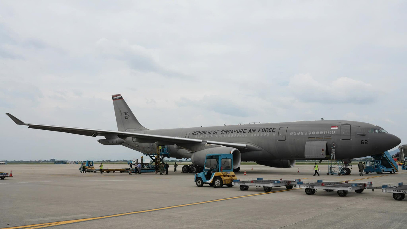 Chuyến bay SINGA 8482 của Không quân Singapore vận chuyển hàng viện trợ khẩn cấp của Chính phủ Singapore đến Việt Nam. Ảnh: NIA.