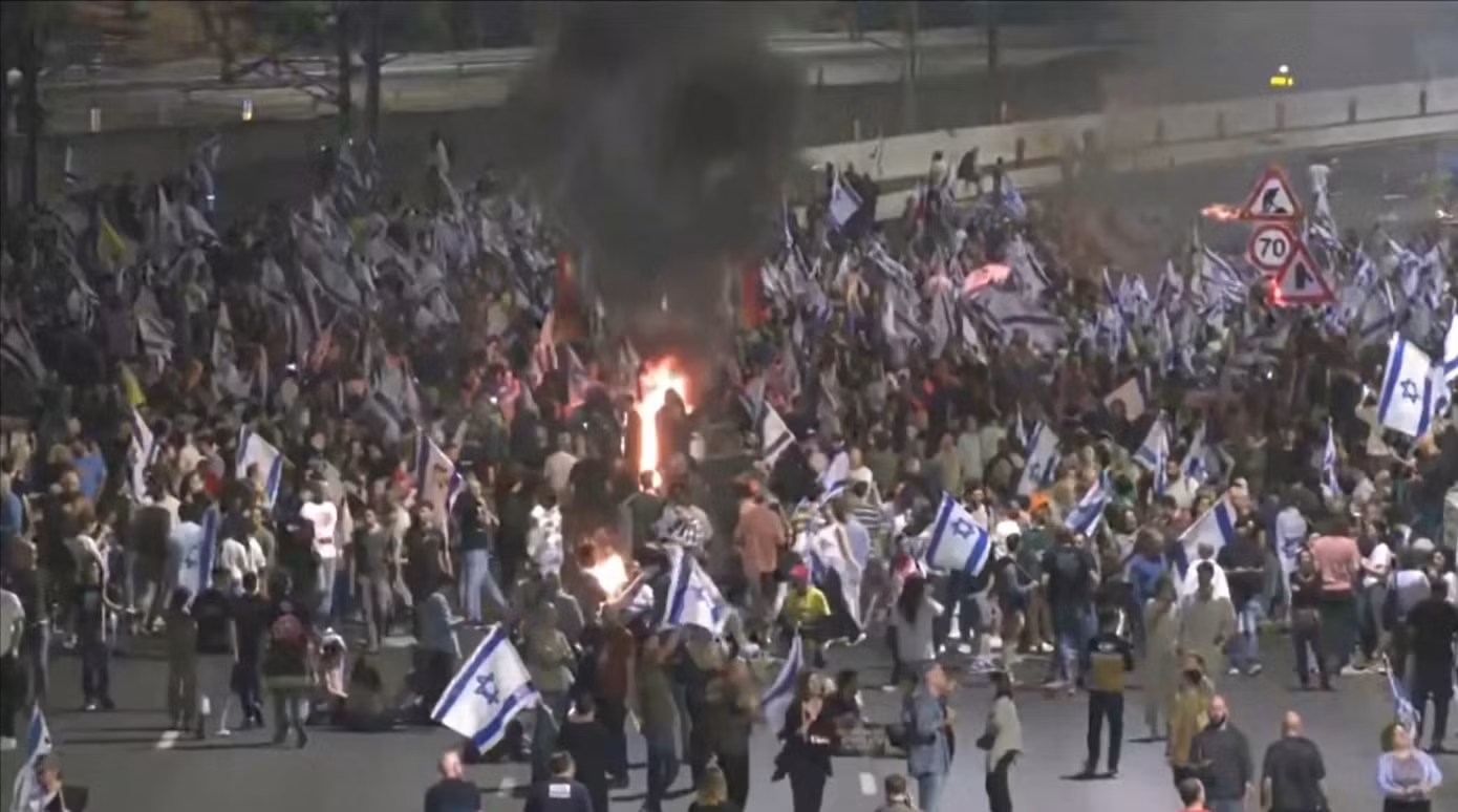 Hàng nghìn người biểu tình ở Israel. Ảnh chụp màn hình Reuters