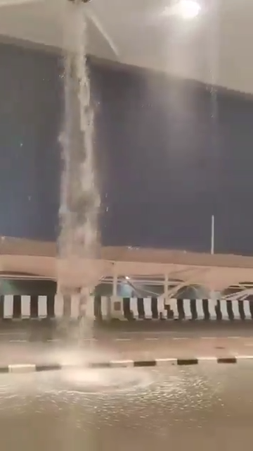 Hình ảnh những dòng nước đổ xuống qua lỗ thủng ở mái sân bay được so sánh thác nước trong nhà cao nhất thế giới tại Sân bay Jewel Changi của Singapore. “Không cần đến Singapore, chỉ cần đến Delhi và tận hưởng thôi”, một người châm biếm trên mạng xã hội viết.