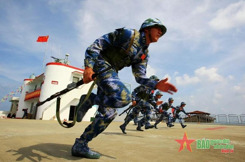 Lính thủy đánh bộ của Quân Giải phóng Nhân dân Trung Quốc. Ảnh: AP / Zha Chunming. Lính thủy đánh bộ của Quân Giải phóng Nhân dân Trung Quốc. Ảnh: AP / Zha Chunming.