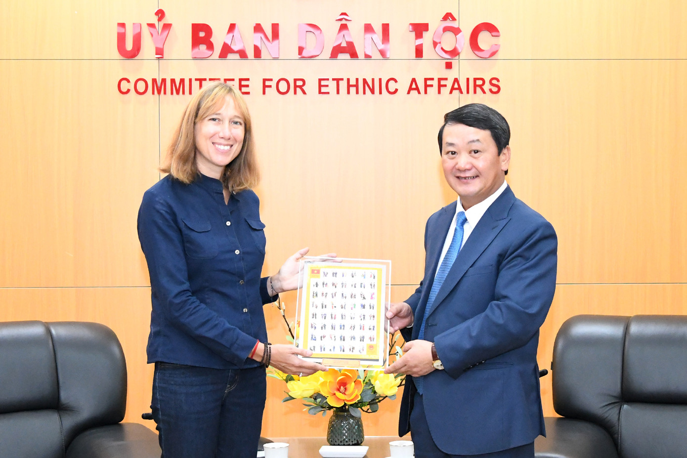 Bộ trưởng, Chủ nhiệm Hầu A Lềnh tặng quà lưu niệm cho bà Stefania Dina