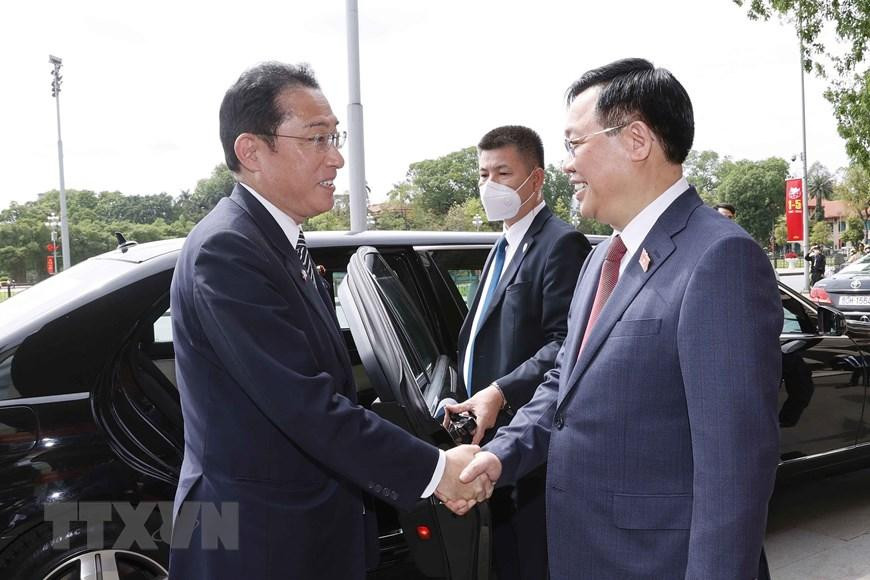 Chủ tịch Quốc hội Vương Đình Huệ đón Thủ tướng Nhật Bản Kishida Fumio. (Ảnh: Doãn Tấn/TTXVN)