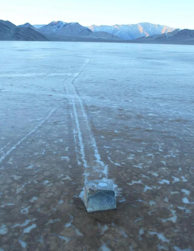 Do đó, quỹ đạo của những viên đá được xác định bởi hướng và tốc độ của gió, ngoài ra còn có nước lỏng bên dưới lớp băng mỏng. Điều đáng nhớ là hiện tượng xảy ra ở một trong những nơi nóng nhất trên hành tinh, vì vậy sự kết hợp của những yếu tố này là rất hiếm. Ảnh: Reproduction / Richard Norris at al. Do đó, quỹ đạo của những viên đá được xác định bởi hướng và tốc độ của gió, ngoài ra còn có nước lỏng bên dưới lớp băng mỏng. Điều đáng nhớ là hiện tượng xảy ra ở một trong những nơi nóng nhất trên hành tinh, vì vậy sự kết hợp của những yếu tố này là rất hiếm. Ảnh: Reproduction / Richard Norris at al.