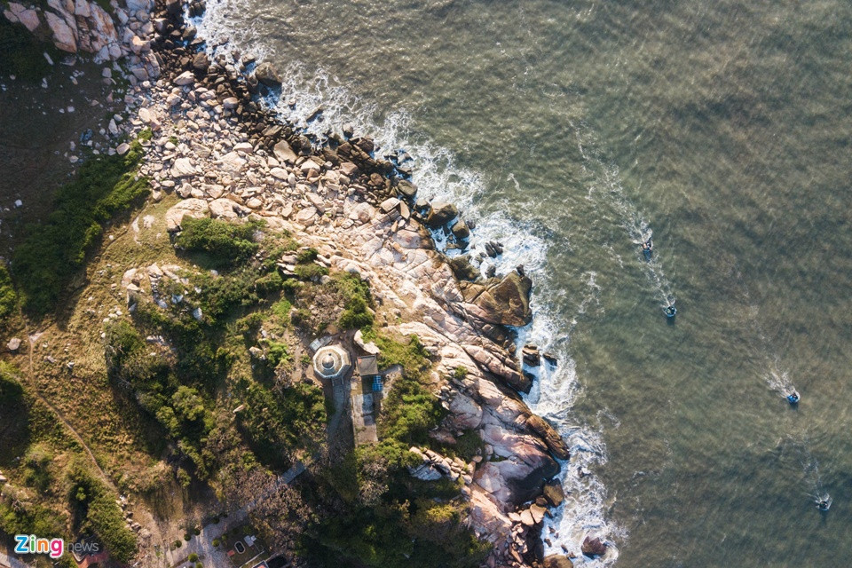 Vùng biển dân giã mang đến những trải nghiệm khác biệt cho du khách. Ảnh: Linh Huỳnh.