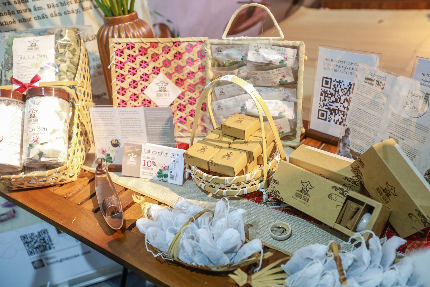 Nhiều sản phẩm từ sen đã có mặt tại lễ hội như hoa sen, tơ sen, chè sen, xôi sen, giò sen và nhiều sản phẩm OCOP từ khắp các vùng miền hội tụ.