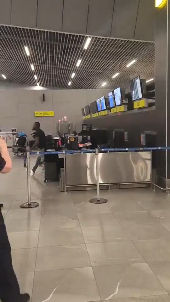 Tức giận vì cho rằng mình đã bị lừa, nam hành khách rút chiếc búa trong túi hành lý và đập phá khắp nơi tại sân bay. Nguồn: Meredith Gay.