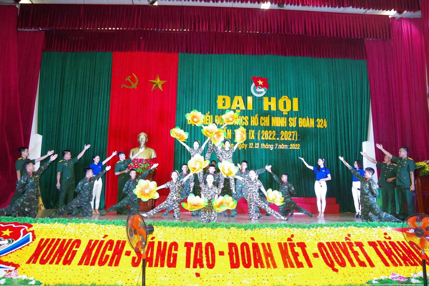 Biểu diễn văn nghệ chào mừng đại hội Biểu diễn văn nghệ chào mừng đại hội