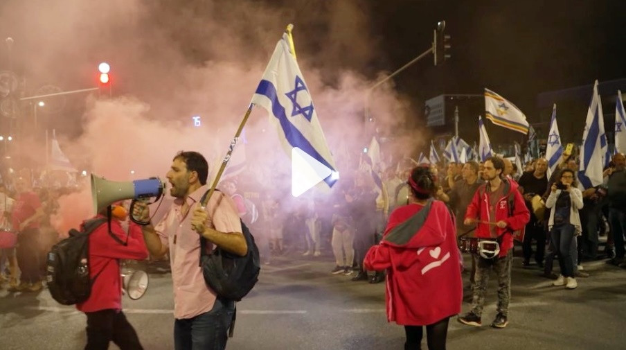 Dòng người biểu tình tại Tel Aviv. Ảnh: Reuters.