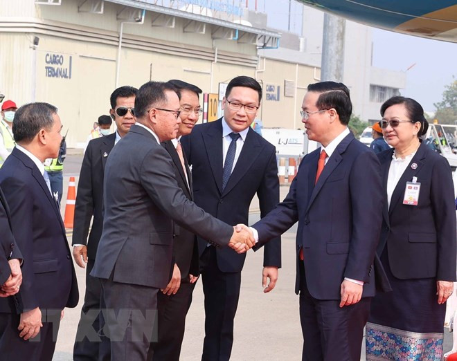 Lễ đón Chủ tịch nước Võ Văn Thưởng tại Sân bay quốc tế Wattay. (Ảnh: Thống Nhất/TTXVN)