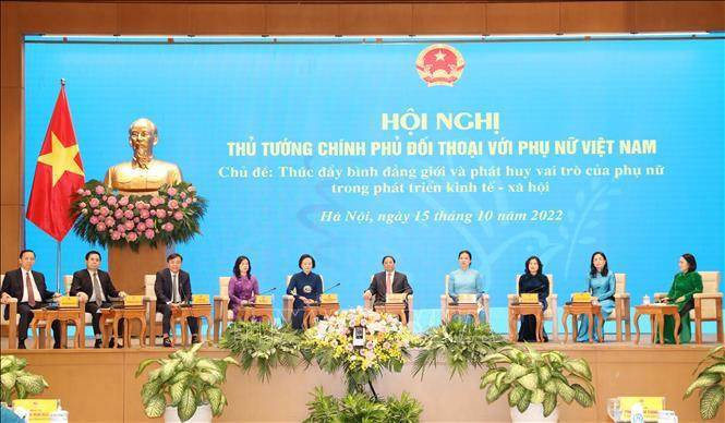 Thủ tướng Phạm Minh Chính và lãnh đạo các Bộ, ngành tham gia đối thoại. Ảnh: Phương Hoa/TTXVN