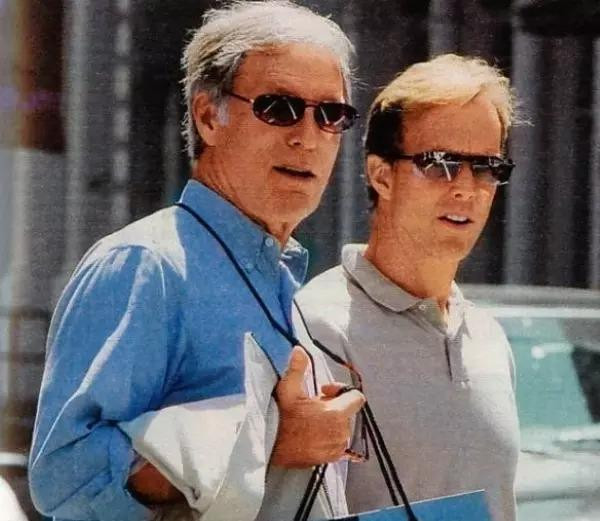 Năm 2010, cặp đôi chính thức “đường ai nấy đi” kết thúc mối tình 34 năm.