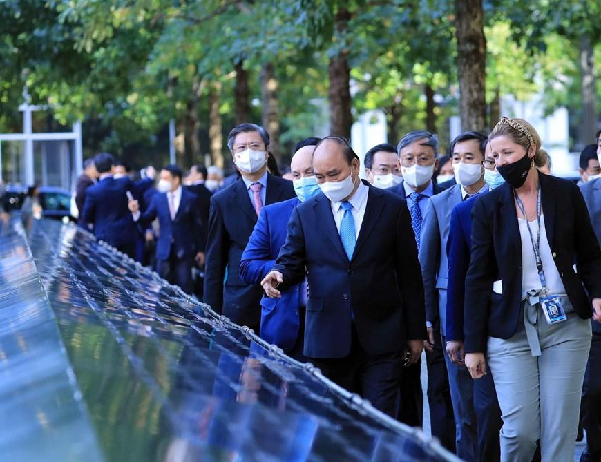 Chủ tịch nước Nguyễn Xuân Phúc thăm Khu tưởng niệm các nạn nhân của vụ khủng bố 11/9. (Ảnh: Thống Nhất/TTXVN) Chủ tịch nước Nguyễn Xuân Phúc thăm Khu tưởng niệm các nạn nhân của vụ khủng bố 11/9. (Ảnh: Thống Nhất/TTXVN)