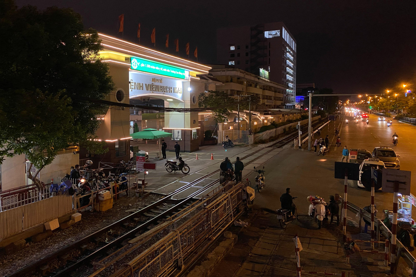 Bắt giữ ông Nguyễn Quang Tuấn ảnh 9 Kết quả điều tra ban đầu cho thấy một số lãnh đạo, cán bộ tại Bệnh viện Tim Hà Nội là ủy viên Hội đồng mua sắm, thành viên tổ chuyên gia đấu thầu, thành viên tổ thẩm định đấu thầu và một số cán bộ công ty trên đã có các hành vi vi phạm hoạt động đấu thầu trong việc mua sắm vật tư, hóa chất, thiết bị y tế tại Bệnh viện Tim Hà Nội. Theo Bộ Công an, sai phạm của các bị can làm tăng chi phí, gây thiệt hại hơn 40 tỷ đồng cho tài sản Nhà nước và người bệnh.