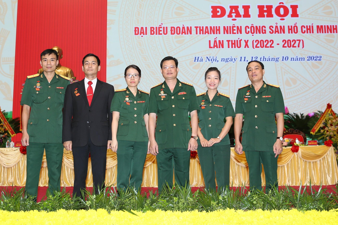 Đại úy Lê Thị Thái Bình (thứ 3, trái sang) và Thượng úy Nguyễn Thủy Tiên (thứ 2, phải sang) tham gia đoàn đại biểu TCHC dự Đại hội Đoàn toàn quân lần thứ X