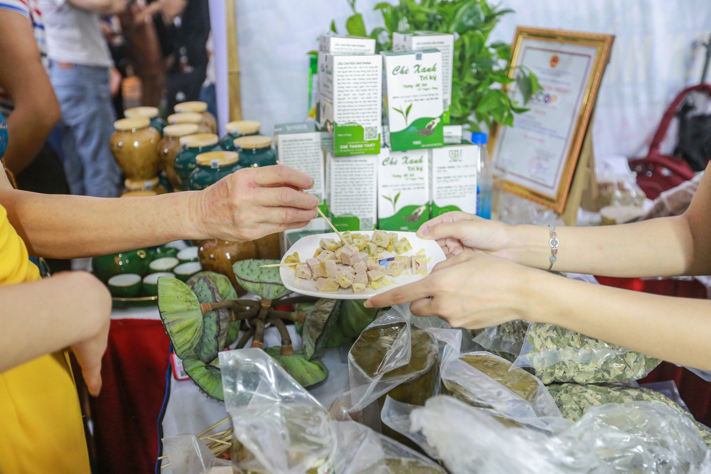 Du khách thưởng thức giò sen tại lễ hội.