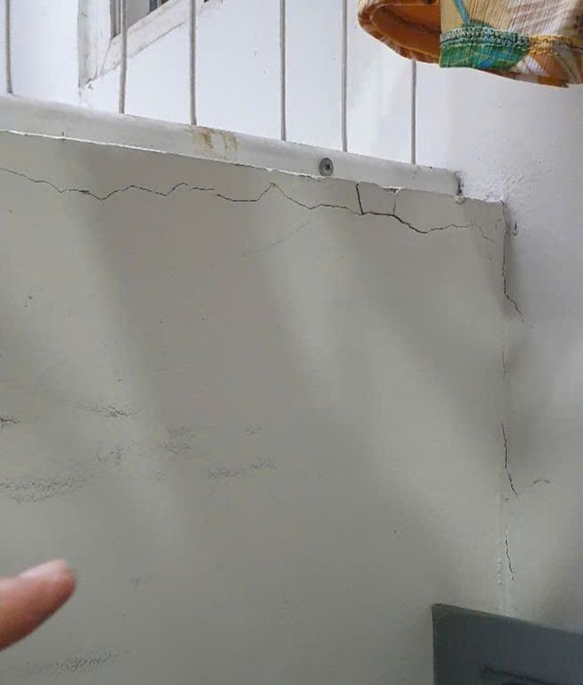 Nhiều vết nứt xuất hiện trên tường trong nhà cư dân chung cư Diamond Riverside (quận 8) Nhiều vết nứt xuất hiện trên tường trong nhà cư dân chung cư Diamond Riverside (quận 8)