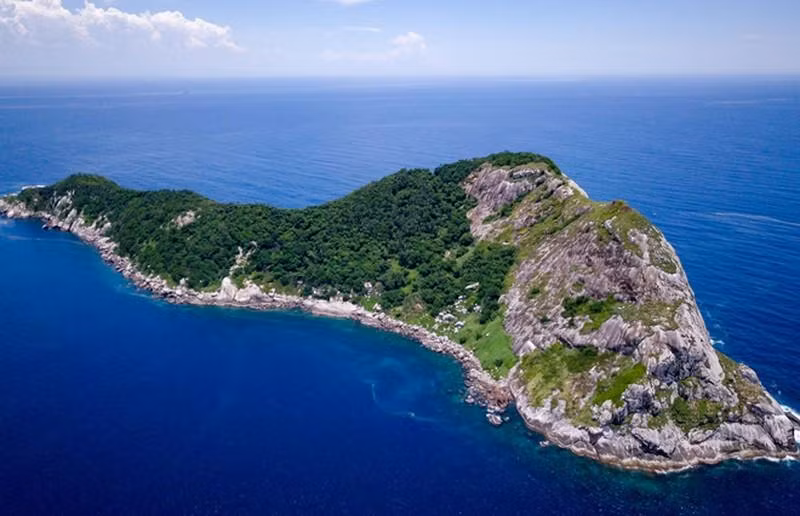 Nằm ngoài khơi bờ biển của Brazil, hòn đảo Ilha de Queimada Grande xinh đẹp với thời tiết nhiệt đới, mưa rừng nhiệt đới và bờ biển dài tuyệt đẹp. Tuy nhiên, từ lâu hòn đảo này rất ít người dám đặt chân đến bởi nó là lãnh địa của hàng ngàn con rắn.