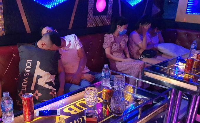 Những người thuê phòng hát karaoke bất chấp lệnh cấm để phòng, chống Covid-19 ở Quảng Nam. Ảnh: Công an cung cấp.