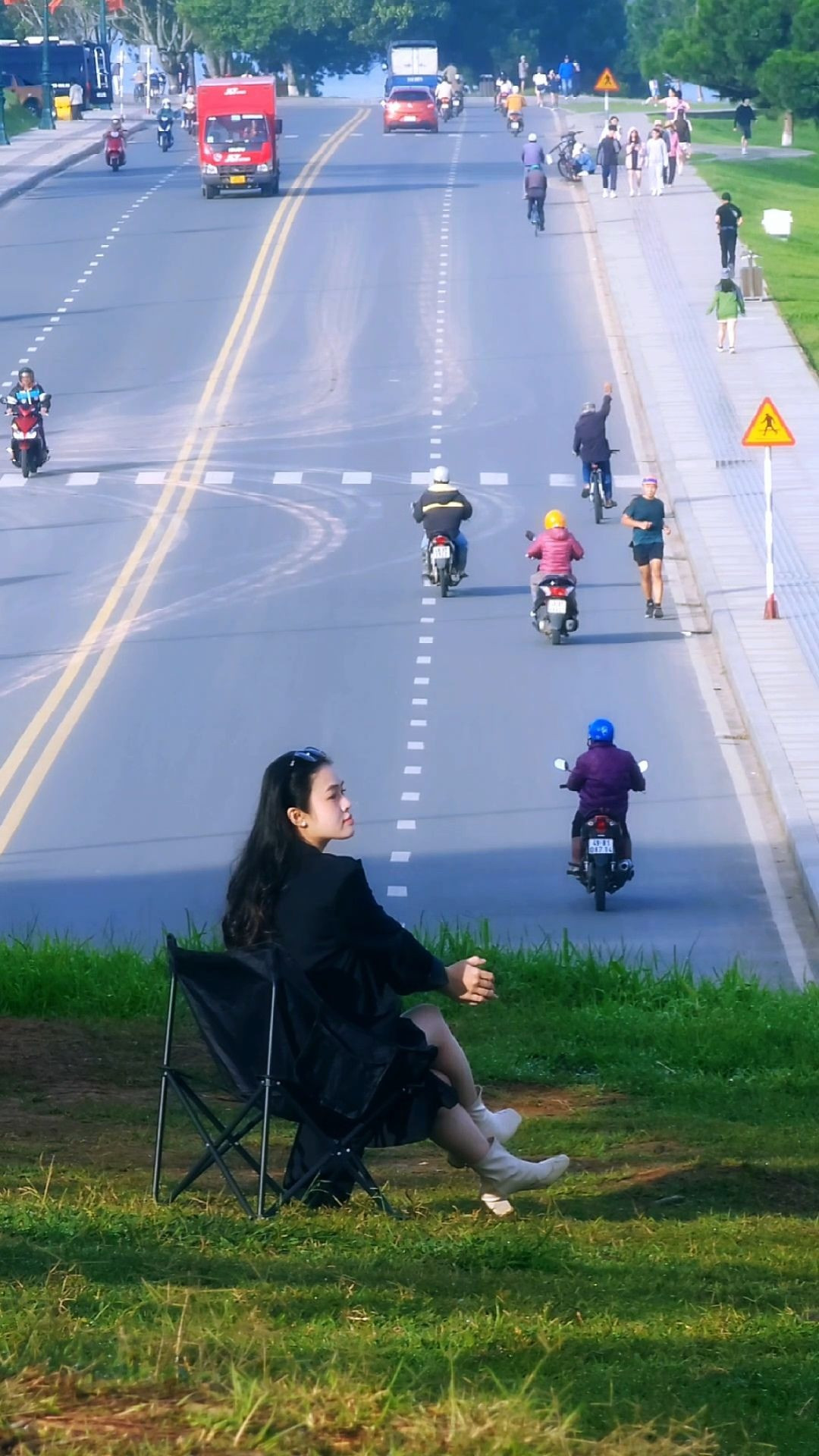 Du khách chụp ảnh đẹp mắt tại dốc Sương Nguyệt Ánh. Ảnh: Haocadidau. Du khách chụp ảnh đẹp mắt tại dốc Sương Nguyệt Ánh. Ảnh: Haocadidau.