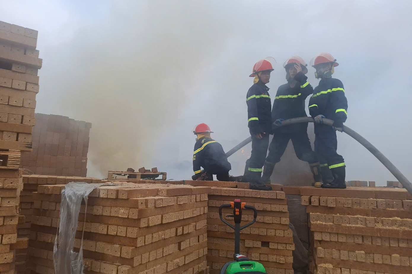 Cảnh sát PCCC triển khai các biện pháp chữa cháy, cứu nạn. Ảnh: Đ.X