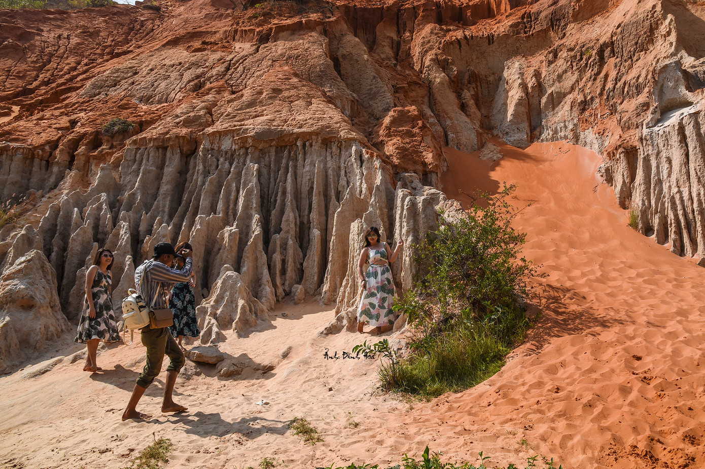 Những nhũ cát được bào mòn qua năm tháng có màu trắng ngà, nhọn hoắt chọc thẳng lên trời xanh tựa như những tòa lâu đài hiện đại. Sắc màu đa dạng của cát và sự kiến tạo của thiên nhiên đã tạo nên bức tranh toàn cảnh thật diệu kỳ.