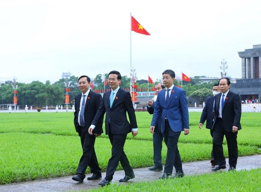 Thường trực Ban Bí thư Võ Văn Thưởng cùng các đại biểu Quốc hội sang Nhà Quốc hội để dự phiên khai mạc kỳ họp. (Ảnh: Văn Điệp/TTXVN)