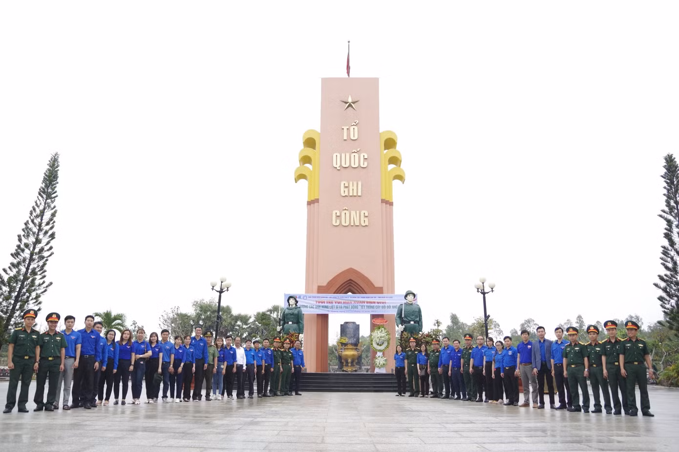 Đồng thời, phối hợp cùng địa phương thực hiện hiệu quả chính sách an sinh xã hội giúp các em học sinh, gia đình có hoàn cảnh khó khăn khu vực biên giới của tỉnh được đón Tết vui xuân đầm ấm.