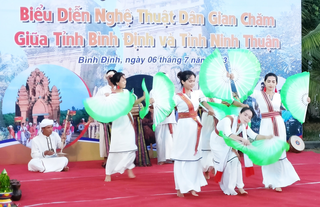 Tiết mục biểu diễn nghệ thuật của Đoàn nghệ thuật văn hóa dân gian Chăm tỉnh Ninh Thuận. Ảnh: T.Nhân Tiết mục biểu diễn nghệ thuật của Đoàn nghệ thuật văn hóa dân gian Chăm tỉnh Ninh Thuận. Ảnh: T.Nhân