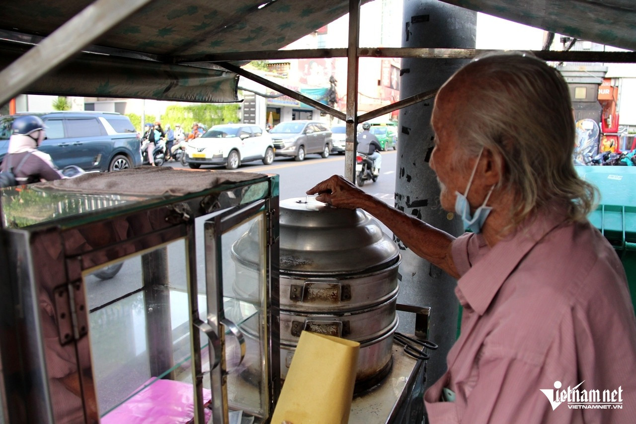 Mỗi khi vắng khách, ông Thông hướng mắt ra đường để bớt cô đơn. Ảnh: Hà Nguyễn Mỗi khi vắng khách, ông Thông hướng mắt ra đường để bớt cô đơn. Ảnh: Hà Nguyễn