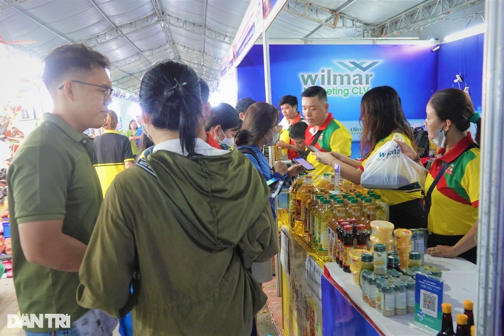 Sạp bán thực phẩm thiết yếu như gạo, mì gói, dầu ăn,... được người lao động tìm đến mua nhiều nhất (Ảnh: Nguyễn Vy). Sạp bán thực phẩm thiết yếu như gạo, mì gói, dầu ăn,... được người lao động tìm đến mua nhiều nhất (Ảnh: Nguyễn Vy).