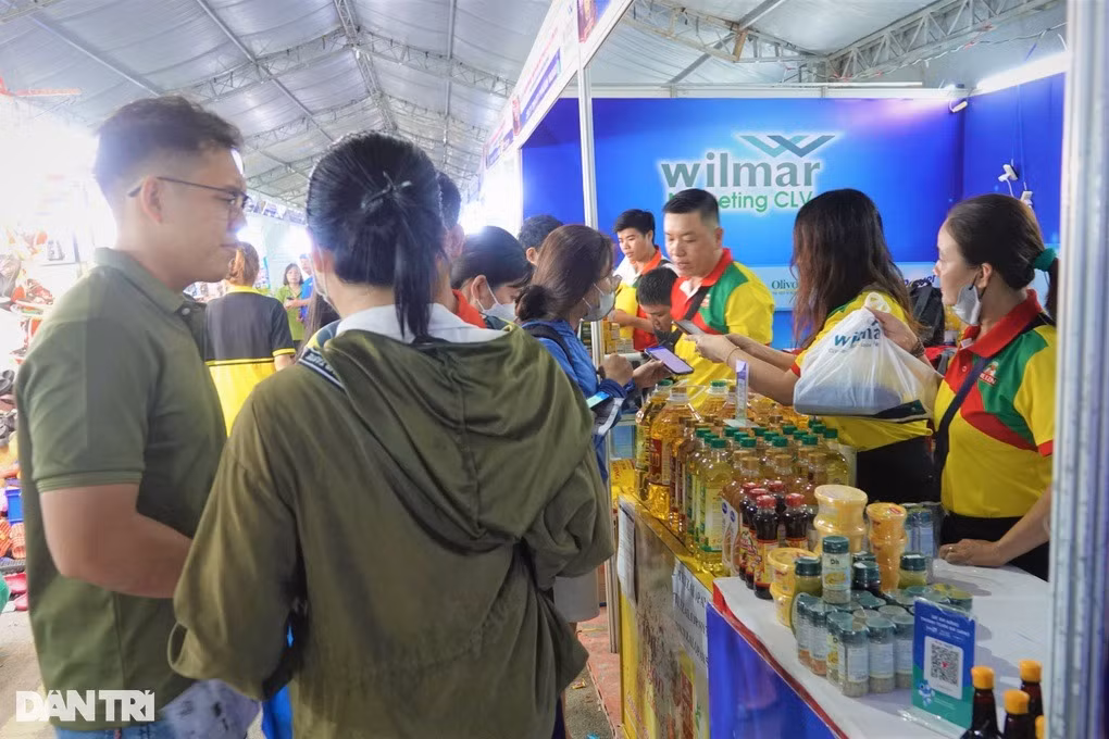 Sạp bán thực phẩm thiết yếu như gạo, mì gói, dầu ăn,... được người lao động tìm đến mua nhiều nhất (Ảnh: Nguyễn Vy).