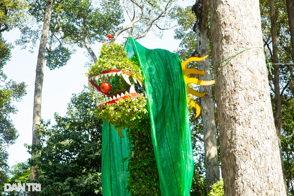 Phần đầu của cặp rồng tại công viên Tao Đàn đã được đơn vị thi công che chắn (Ảnh: Hoàng Hướng).