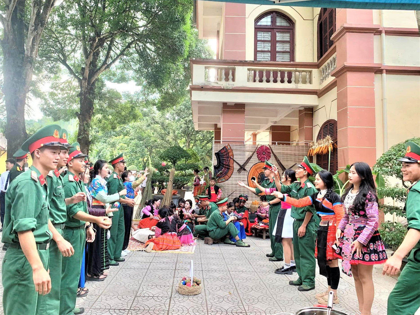 Các hoạt động đã thu hút đông đảo học sinh, nhân dân cùng du khách đến tham quan, trải nghiệm. Các hoạt động đã thu hút đông đảo học sinh, nhân dân cùng du khách đến tham quan, trải nghiệm.