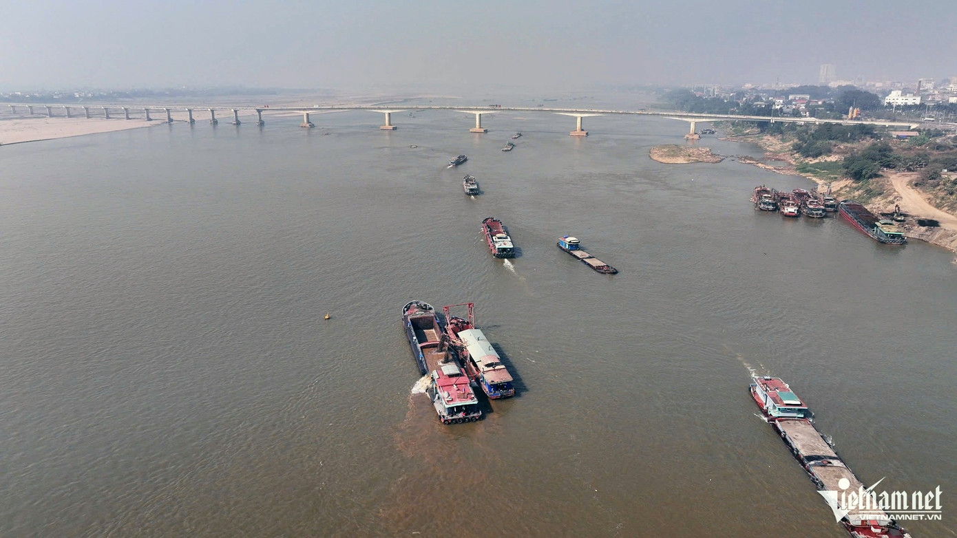 Tàu hút cát hoạt động phía hạ lưu cầu Văn Lang. Ảnh: Đức Hoàng Tàu hút cát hoạt động phía hạ lưu cầu Văn Lang. Ảnh: Đức Hoàng