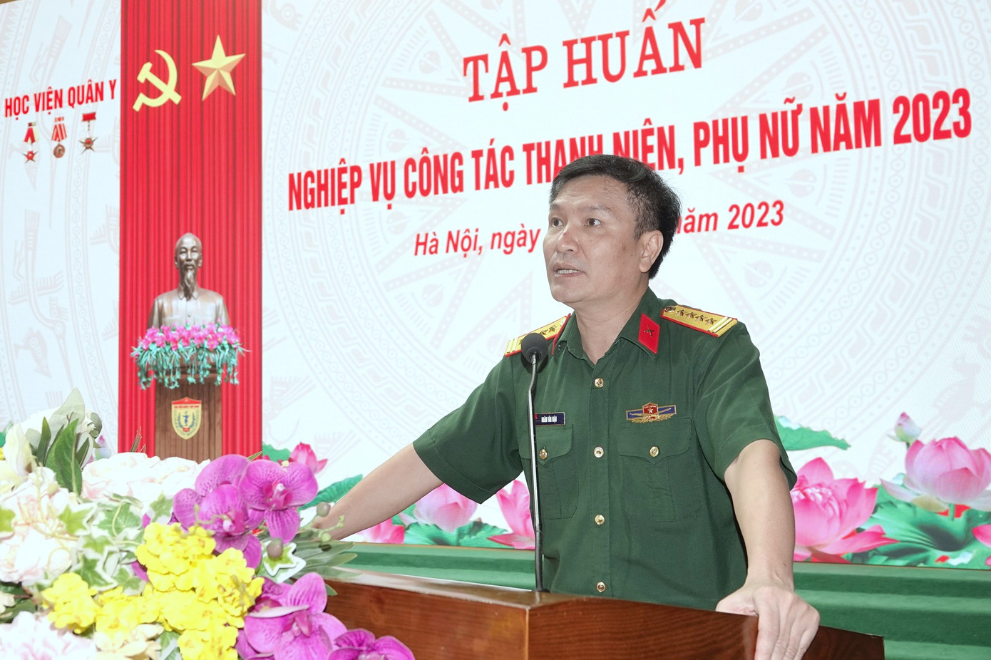Đại tá Doãn Văn Mậu - Phó Chủ nhiệm Chính trị Học viện Quân y phát biểu khai mạc tập huấn, sáng 26/8.
