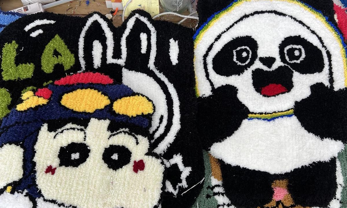 Một tấm vải được thêu. Ảnh: Lou Kang / GT Một tấm vải được thêu. Ảnh: Lou Kang / GT