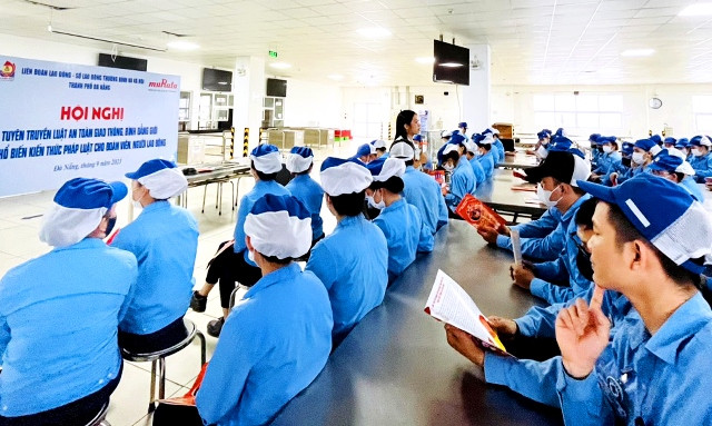 Tập huấn về bình đẳng giới cho công nhân lao động tại Công ty TNHH Murata Manufacturing Việt Nam. Ảnh: BTC