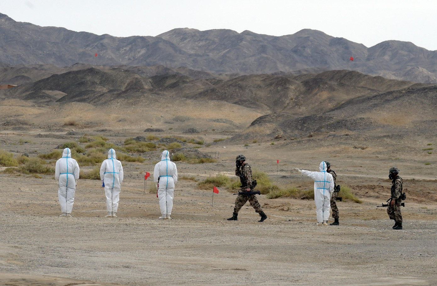 Các vận động viên Đội tuyển Hóa học QĐND Việt Nam cơ động ra vị trí bắn. Ảnh: Kiên Cường Các vận động viên Đội tuyển Hóa học QĐND Việt Nam cơ động ra vị trí bắn. Ảnh: Kiên Cường