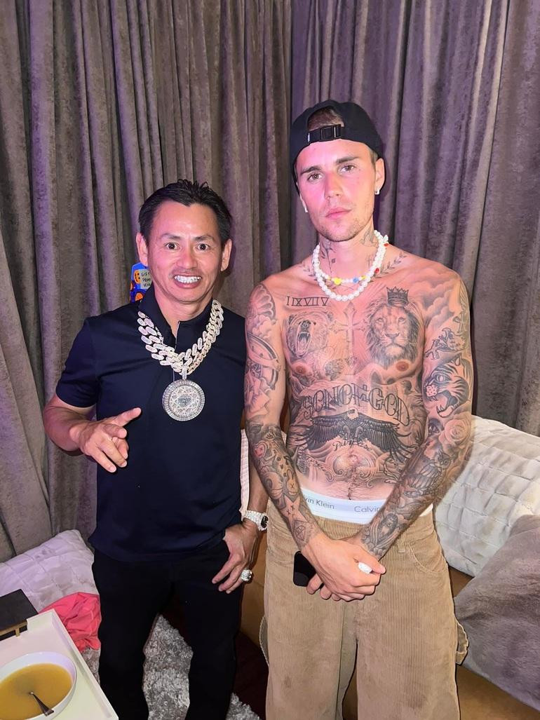 Johnny Đặng và nam ca sĩ Justin Bieber (Ảnh: Page Six).