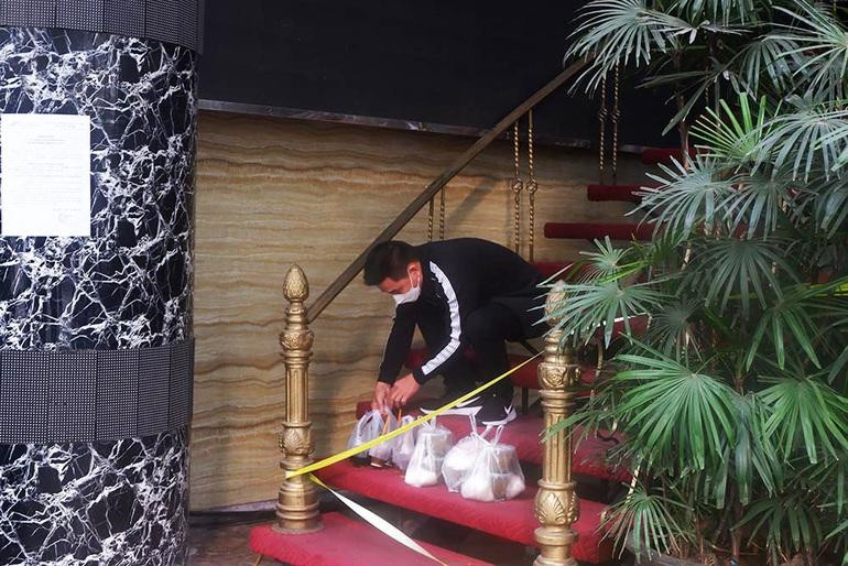 Khách "mắc kẹt" trong quán Monaza được tiếp tế đồ ăn chiều 10/12.