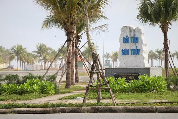 Đối diện 2 khu đất là bãi tắm Sơn Thủy