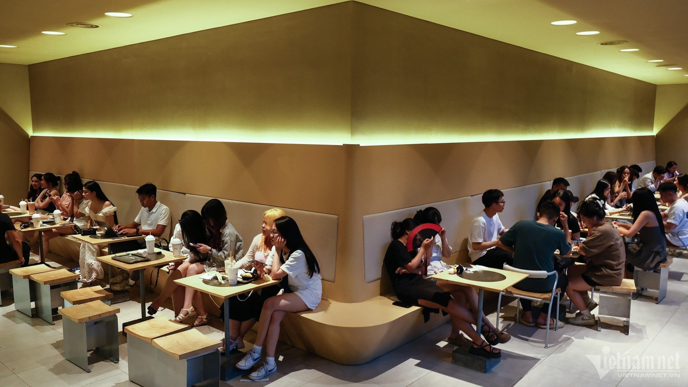 Quán tận dụng triệt để các bàn nhỏ nhằm tối ưu hóa số lượng khách ngồi. Nhân viên phục vụ cho biết, phần lớn những người đến vào khung giờ này là sinh viên đang trong kỳ nghỉ hè nên giờ giấc thoải mái. "Có người còn đi chơi thâu đêm, rồi tiện ghé qua uống cà phê. Một vài người đi làm đến vì muốn trải nghiệm cảm giác bắt đầu ngày mới sớm hơn bình thường", nam nhân viên nói.